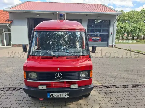 1 furgoneta Mercedes-Benz 208D-KA transformada en vehículo de equipamiento, año 1992