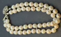 Dobbeltradet perlearmbånd med hvidguldlås 585 med diamanter, perler delvist med brugsspor, uden lüster, diam. ca. 0,7 cm, længde 20 cm, 25,24 g