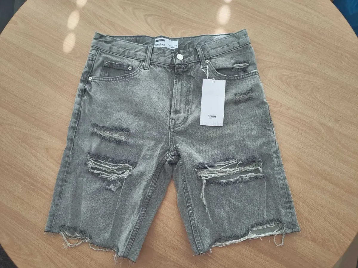 1条短裤，品牌Bershka，尺码36，灰色