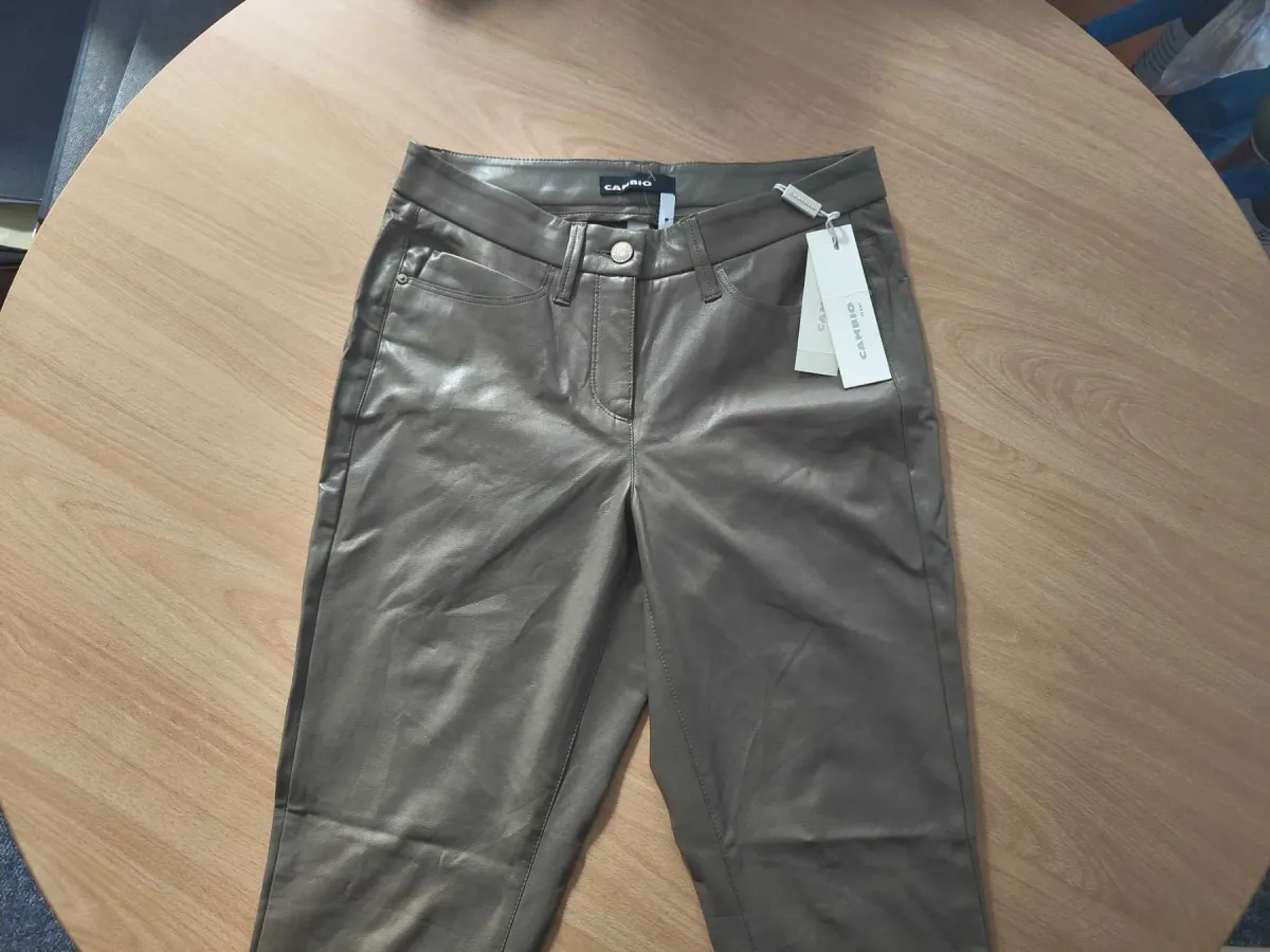 1 pantalón, marca Cambio, talla 38, marrón claro
