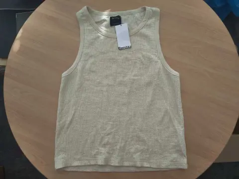 1 верх без рукавів, бренд Bershka, розмір 38, білий/кремовий