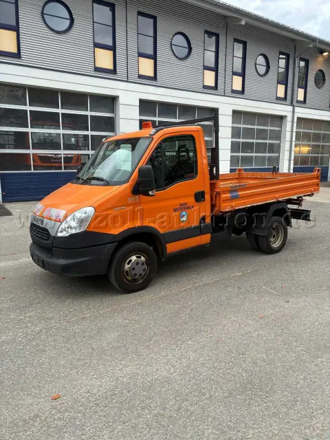 1 autobasculantă Iveco Daily cu benă basculantă Meiler