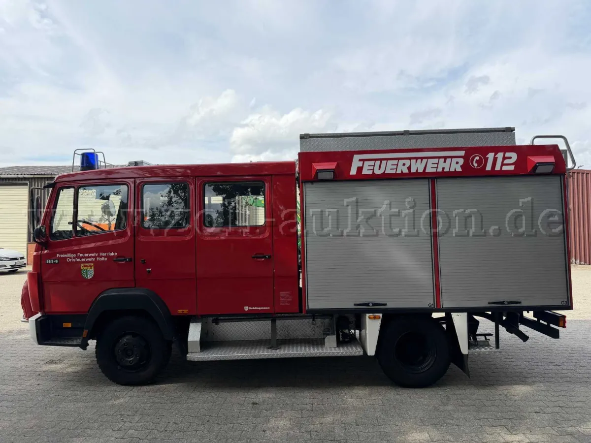 1 辆消防车 LF 8 – Mercedes-Benz 配 Schlingmann 车身