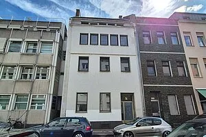科隆老城北区：相邻的办公楼和住宅楼