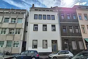 科隆老城北区：相邻的办公楼和住宅楼
