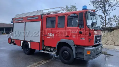 1辆消防车 LF 16/12 MAN