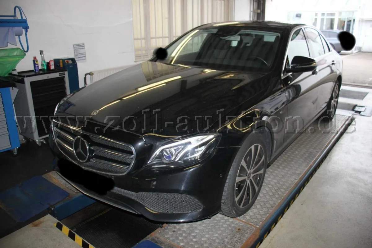 1 辆 Mercedes Benz E 300 e 轿车