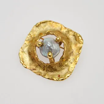 胸针,750黄金,淡水巴洛克珍珠。