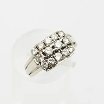 Art déco-stil. Ring, 590 hvidguld, brillanter.