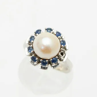 Ring, 585 hvidguld, perle, safirer.