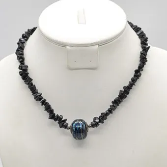 MURANO 玻璃项链，闪光珠，隔珠和纯银搭扣，意大利，20世纪，约43厘米。