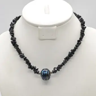 MURANO GLAS HALSKÆDE, GLITTERPERLE, MELLEMPERLER OG LÅS AF STERLINGSØLV, ITALIEN, 20. ÅRHUNDREDE, CA. 43 CM.
