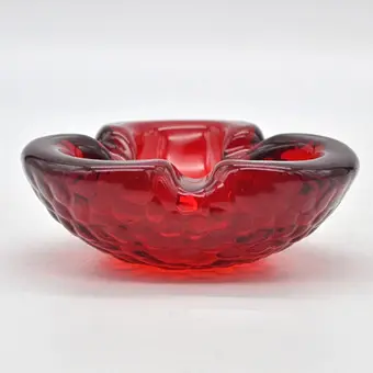 ALESSANDRO MANDRUZZATO. MURANO DESIGNERSKÅL, STUDIOGLAS, TRANSPARENT-RØD, STRUKTUROVERFLADE, BALLOTON, ITALIEN, OMKRING 1950.
