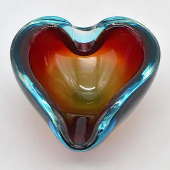 FLAVIO POLI. MURANO DESIGNERSKÅL, STUDIOGLAS, HJERTEFORMET, SOMMERSO, ITALIEN, OMKRING 1950.
