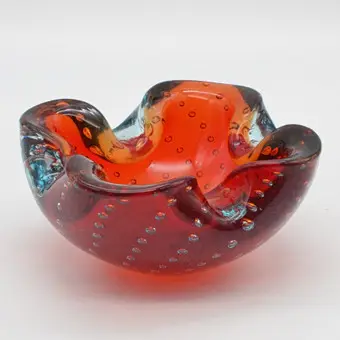 Flavio Poli. Skål, Murano-glas, til Seguso, rød-blå-transparent, sommerso og bullicante, diam. ca. 13,5 cm.