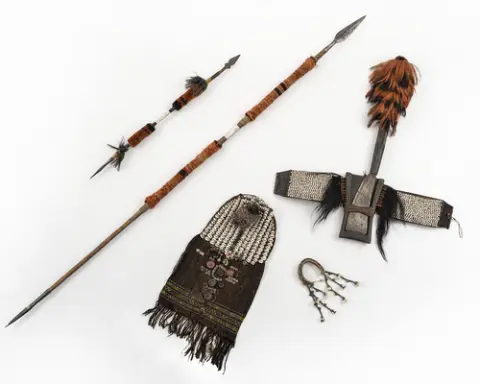 Quatre objets Naga : lance et lance courte, hache et panneau décoratif avec coquillages