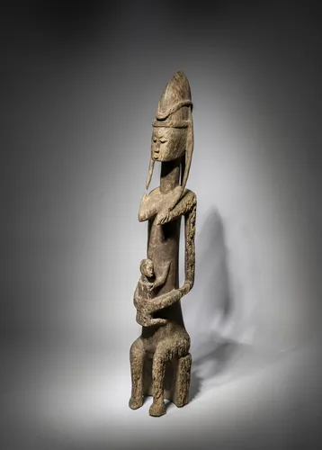 Sedící mateřská figura „Gwan dusu“