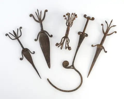 ANNULÉ - Cinq armes cérémonielles en fer