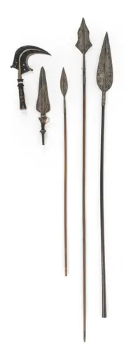 Trois lances, couteaux et pointe de lance