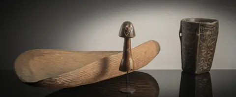 Drie artefacten van hout