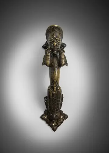 Poignée en bronze en forme de divinité de la fertilité