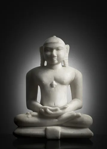 Beeld van Jain Tirthankara uit wit albast