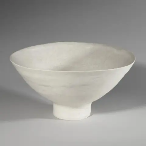 Lucie Rie – Mísa na noze