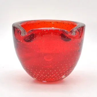 穆拉诺玻璃碗，多层工作室玻璃，红-透明，Sommerso与Bullicante，意大利，约1950年。