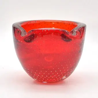 Murano glasskål, flere lag studioglas, rød-transparent, Sommerso og Bullicante, Italien, omkring 1950.