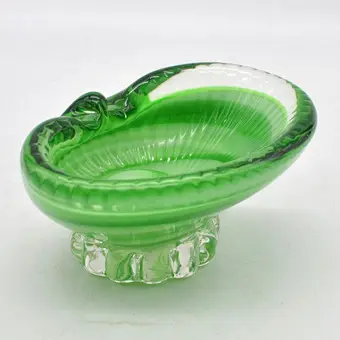 Murano glasskål, flere lag studioglas, grøn-hvid-transparent, muslingform, Italien, omkring 1950.