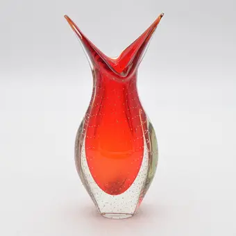 Archimede Seguso. Murano-glasvase, Sommerso og Bullicante, rød-transparent, Italien, omkring 1950.