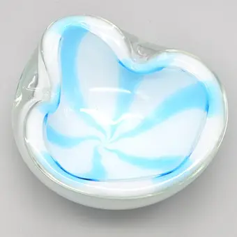 ALFREDO BARBINI. MURANO DESIGNERSKÅL, STUDIOGLAS, MUSLINGFORM, CANDYFARVE, ITALIEN, OMKRING 1960.