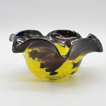 Murano 设计师碗，工作室玻璃，彩纸屑工艺，意大利，约1950年。