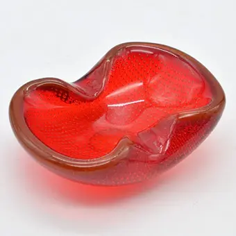 Archimede Seguso. Murano glasskål, flere lag studioglas med cadmiumglasrand, sommerso og bullicante, Italien, omkring 1950.