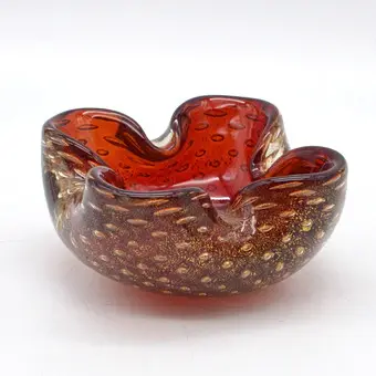 ARCHIMEDE SEGUSO. MURANO GLASSKÅL, RØD-TRANSPARENT MED GULDBLAD OG LUFTINDESLUTNINGER, ITALIEN, OMKRING 1950.