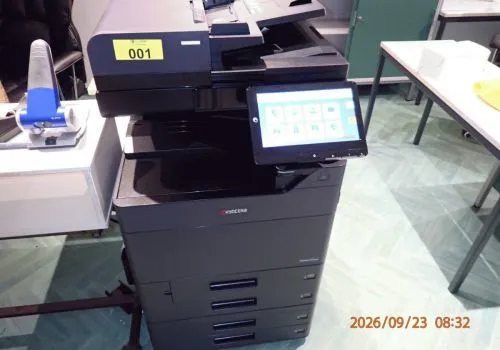 1 fotocopiadora de pie Kyocera Task Alpha MZ3501CI, con 4 bandejas de papel