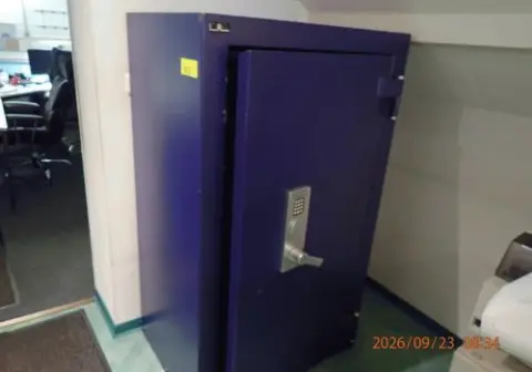 1 caja fuerte Hansatresor, con código numérico y llave, compartimento interior cerrado, resistencia al fuego S60P, 570 kg, n.º de fábrica: RS0101205,…