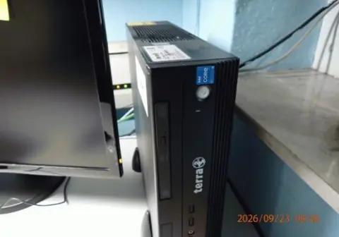 1 lote de informática compuesto por: PC Terra con procesador core i5, 2 impresoras de etiquetas Etisys EP130, impresora continua Fujitsu DL, 3…