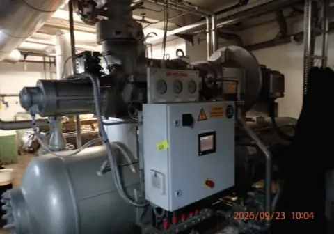 1 compressore a vite Mycom, modello 220JL-V, n. di serie: 2210180, anno di costruzione 11/15, prova di pressione 5,3 MPa, volume max. 2.210 m³/h, velocità max. 4.500 giri/min