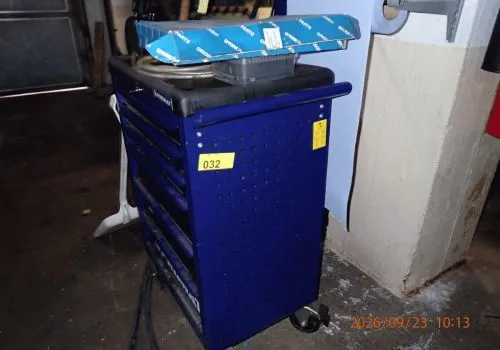 1批物品，包括：Promat工具车，内含工具、带手工工具的置物台、钢柜、旧桌子