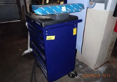 1 lote compuesto por: carro de taller Promat, contenido: herramientas, mesas de trabajo con herramientas manuales, armario de acero, mesa vieja