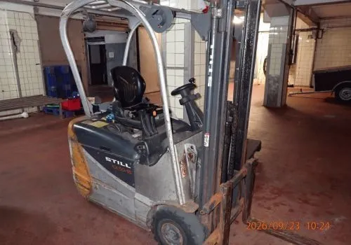 1台Stihl RX5015电动叉车，最大起升高度3米，最大起升载荷1,200公斤，运行小时数无法读取，1,500公斤有效载荷，制造年份2008