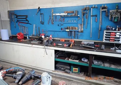 1批剩余物品：车间设备，约5.00米长工作台，自制，带手工工具，焊接台，约…