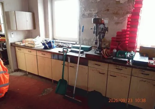 1批剩余物品：车间设备、旧工作台、双轮砂轮机、台式和立式钻床、木架…