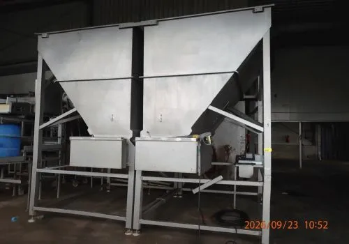 2 个 Wolfking Silo 7M 不锈钢储罐,容量可能各为 7 立方米,配 Wolfking 螺旋输送机