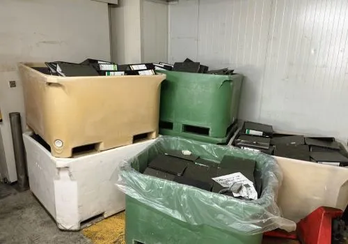 1 Posten Aktenordner, gebraucht und neu in 7 600-Liter-Behältern