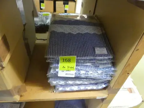 Karo függöny tétel horgolt csipkével, kék-fehér, 100 % pamut (kb. 17 csomag)