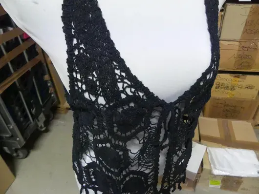 Busto sobre soporte, con chaleco de ganchillo, negro