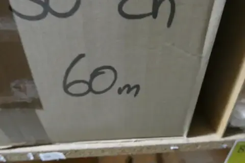 1 æske tekstil med hæklet blonder, 100% bomuld