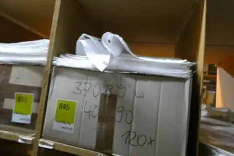 1 doboz függöny a rajta feltüntetett mennyiséggel